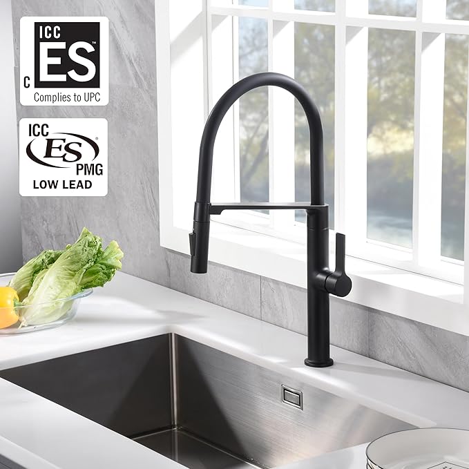 SUMERAIN Single Hole Matte Black Kitchen Faucet,Lead-Free Pull-Down Kitchen Sink Faucet, Deck Mounted